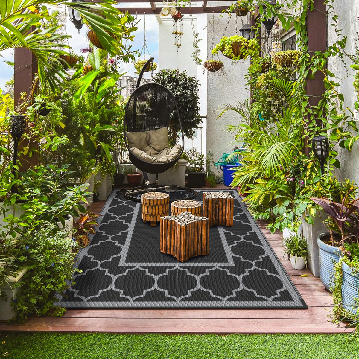 Blue and White Reversible Outdoor Rug, 5x8