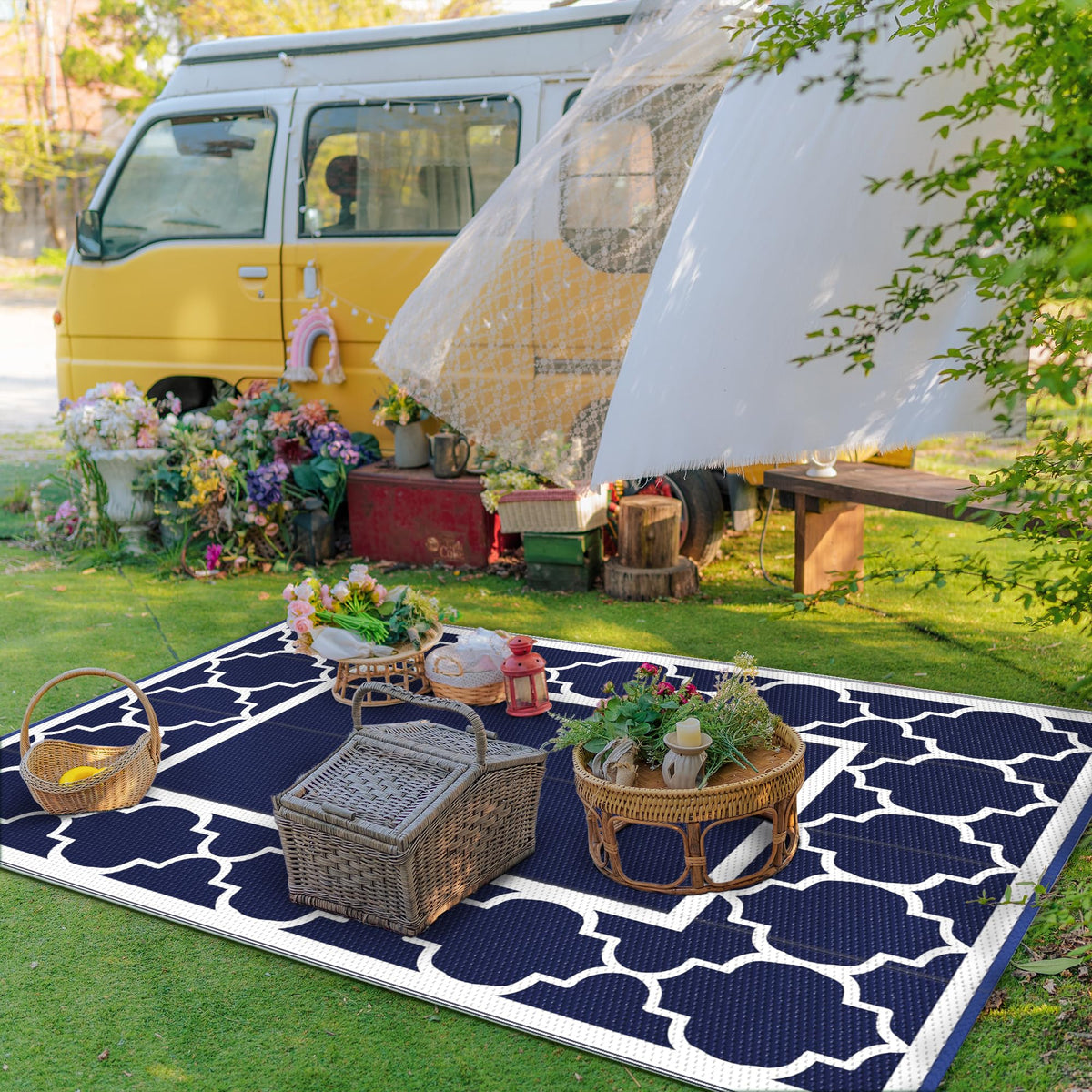 Blue and White Reversible Outdoor Rug, 5x8